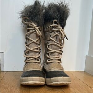 Sorel Joan of Arctic Tan and Black Winter Boots with Fur Trim 6.5